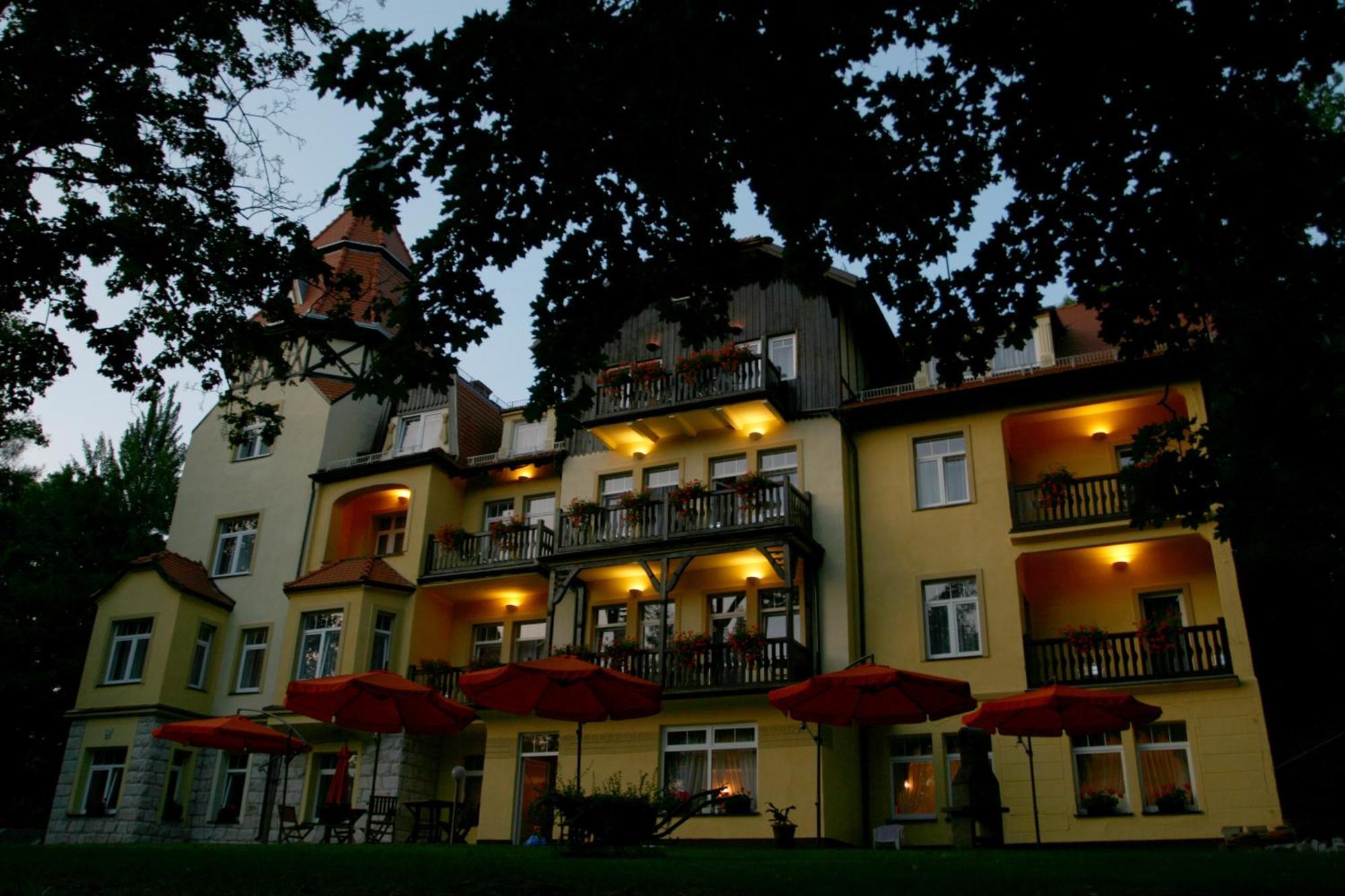 Villa Carmen Kudowa-Zdrój Exteriör bild